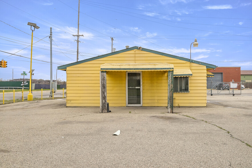 More Photos Of 6120 N Dort Hwy, Flint Service For Lease