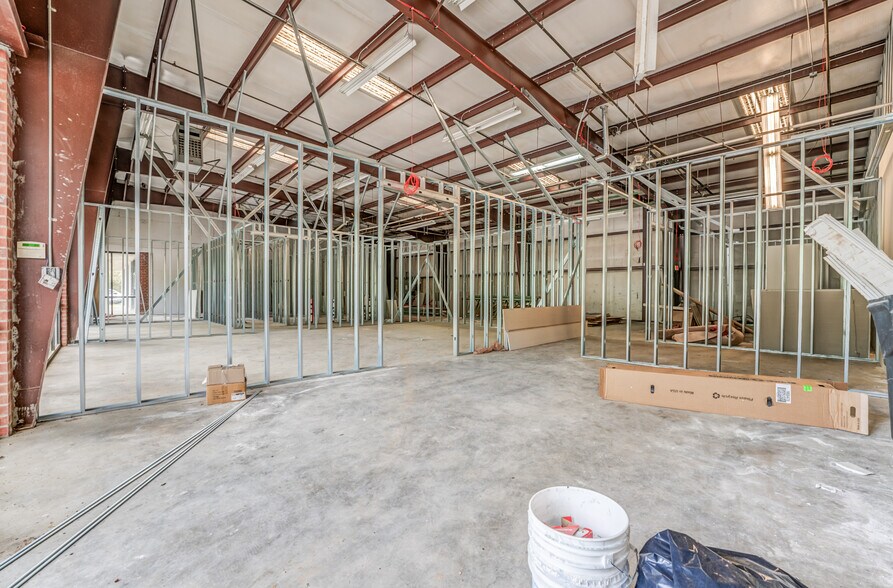 More Photos Of 9875 Huff N Puff Rd, Lakeland Freestanding For Lease