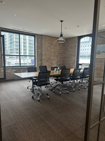 More Photos Of 646-648 N Clark St, Chicago Office For Lease