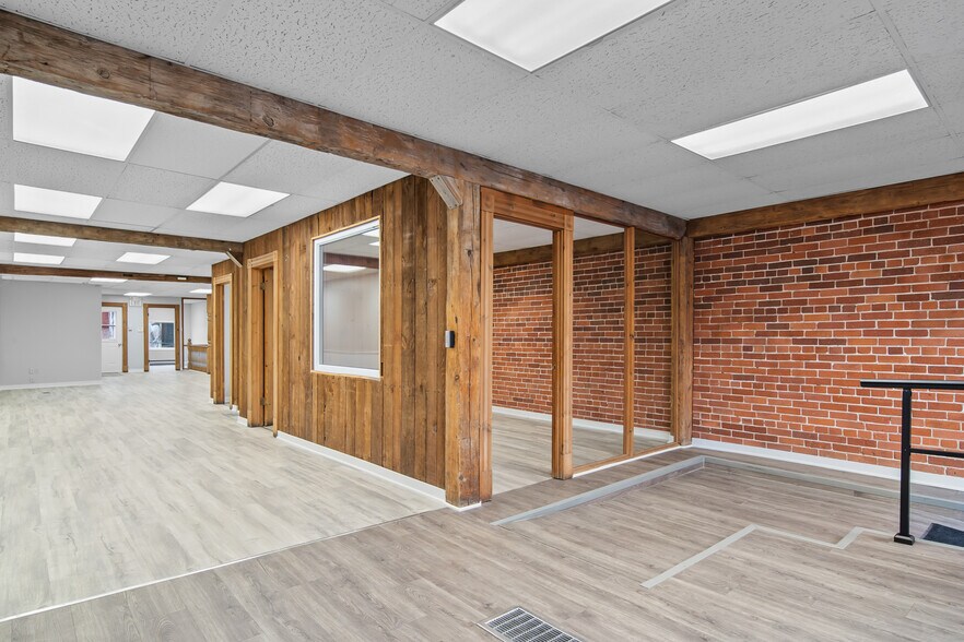 More Photos Of 58 Dundas St E, Napanee Storefront For Sale