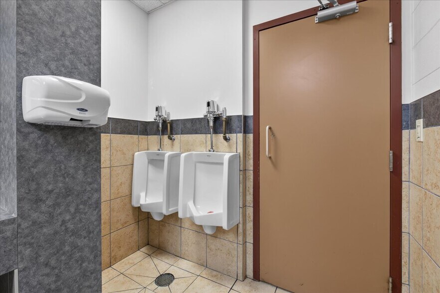 More Photos Of 11831 123 St NW, Edmonton Office For Sale