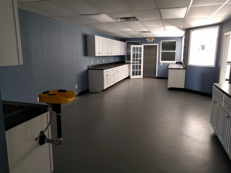 More Photos Of 3081 SE Dominica Ter, Stuart Manufacturing For Lease