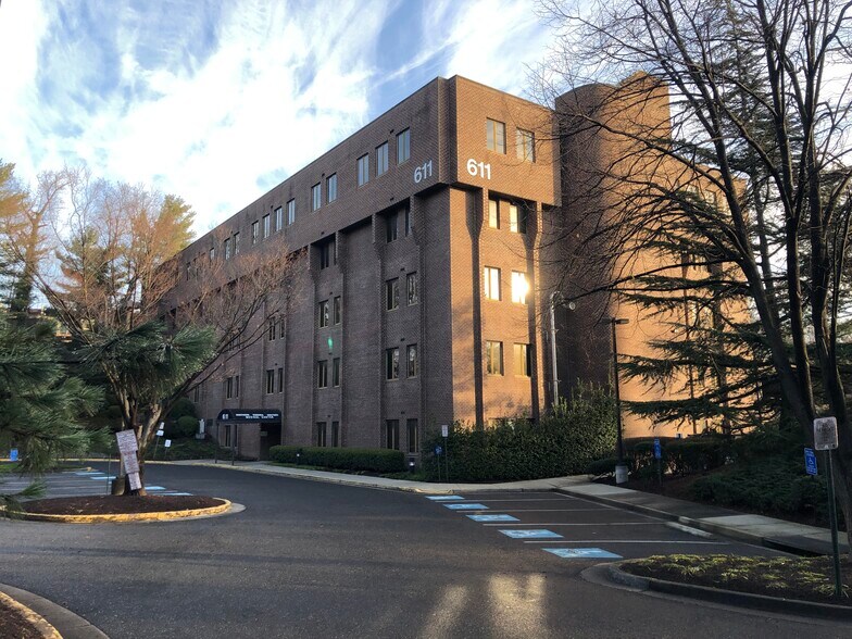 More Photos Of 611 S Carlin Springs Rd, Arlington Office For Sale