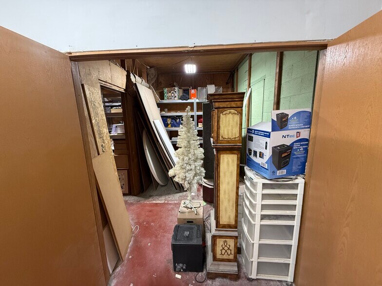More Photos Of 1327 S Glenstone Ave, Springfield General Retail For Lease