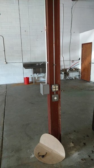 More Photos Of 400-460 Fame Rd, Dayton Light Distribution For Lease