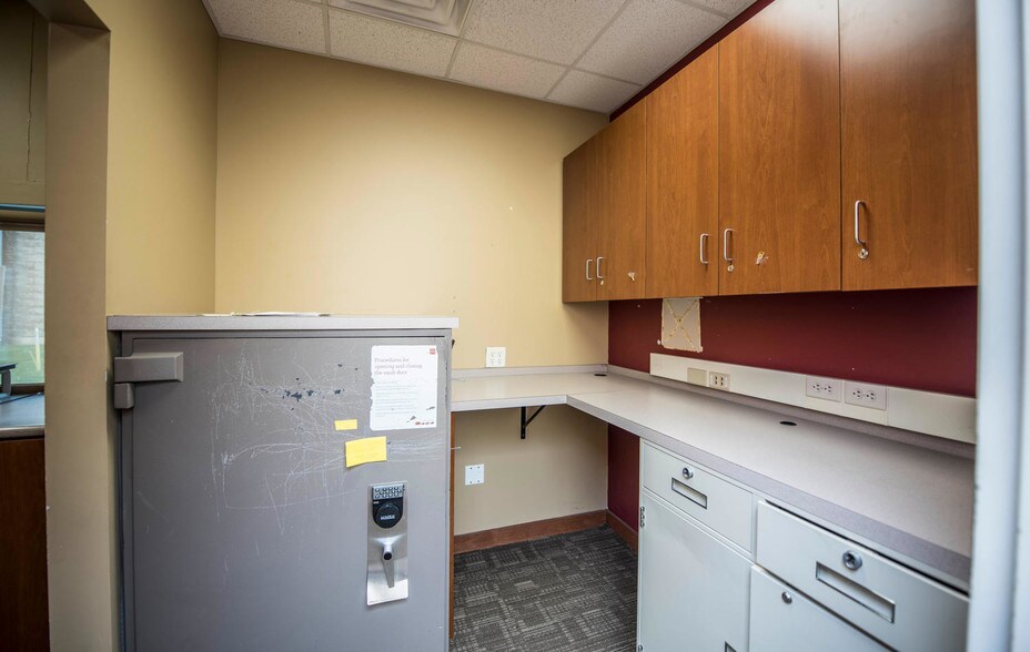 More Photos Of 300 Western Ave, Faribault General Retail For Lease