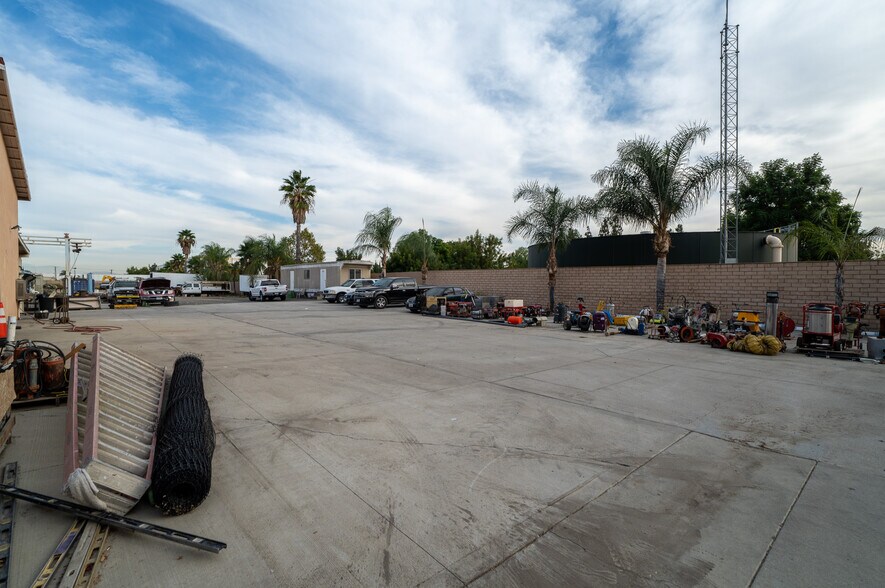 More Photos Of 2023 S Bon View Ave, Ontario Contractor Storage Yard For Sale