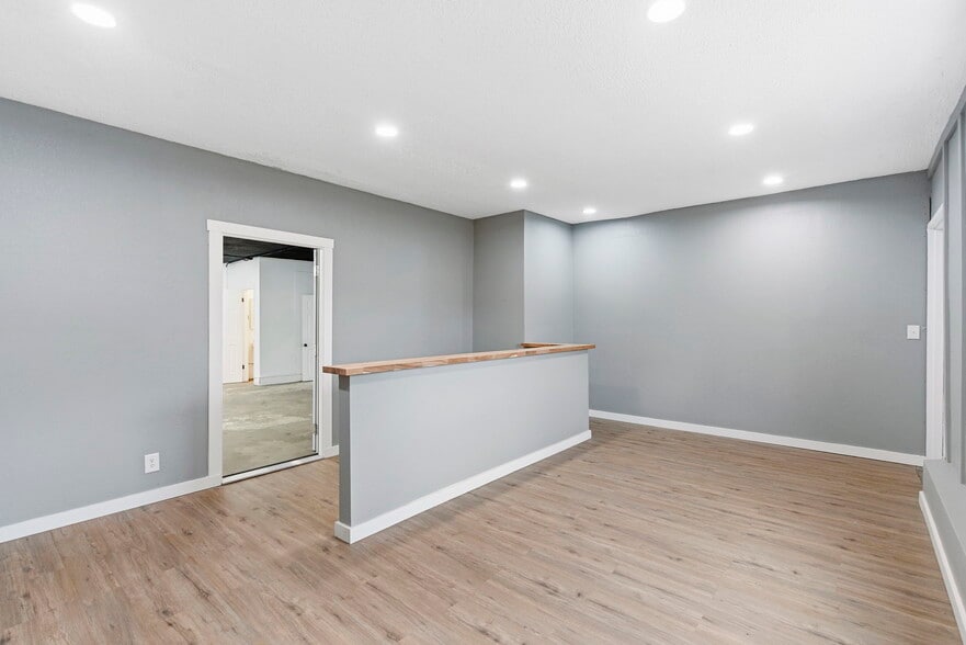 More Photos Of 1424 E Florida St, Springfield Light Manufacturing For Sale