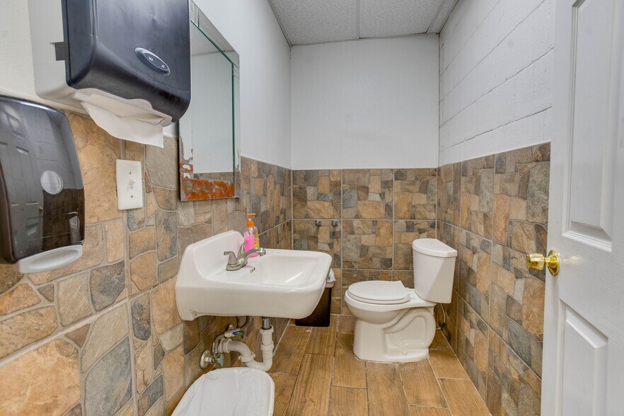 More Photos Of 2915 Market St, Baytown General Retail For Sale