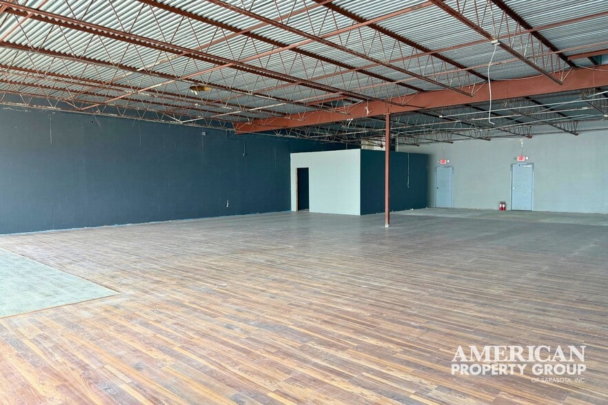 More Photos Of 7942 N Tamiami Trl, Sarasota Freestanding For Sale