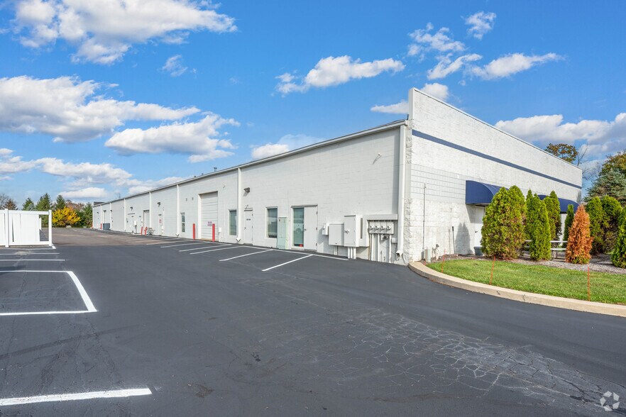 More Photos Of 10022 Lantern Rd, Fishers Flex For Sale