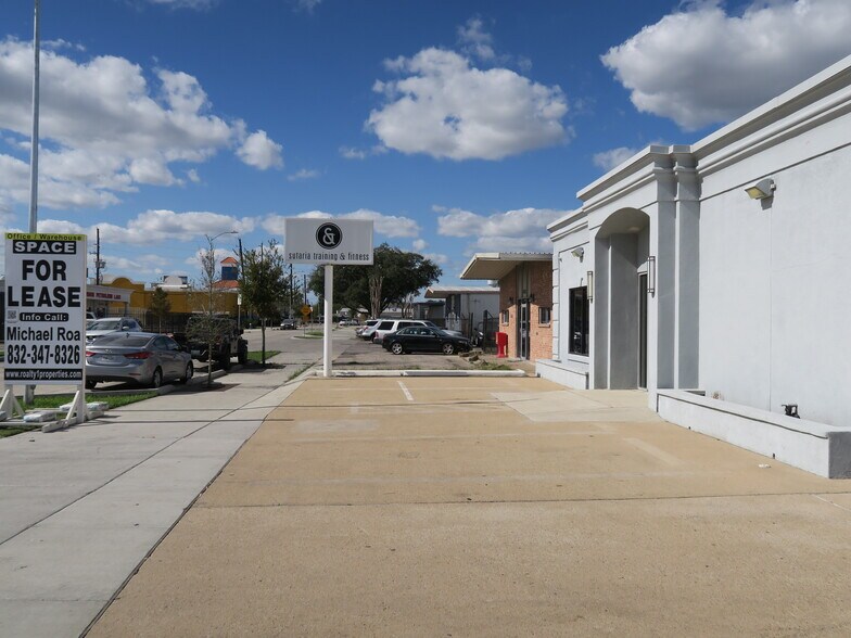 More Photos Of 5830 Star Ln, Houston Light Distribution For Lease