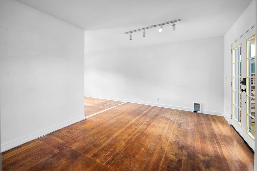 More Photos Of 605 Main St, Edmonds General Retail For Sale