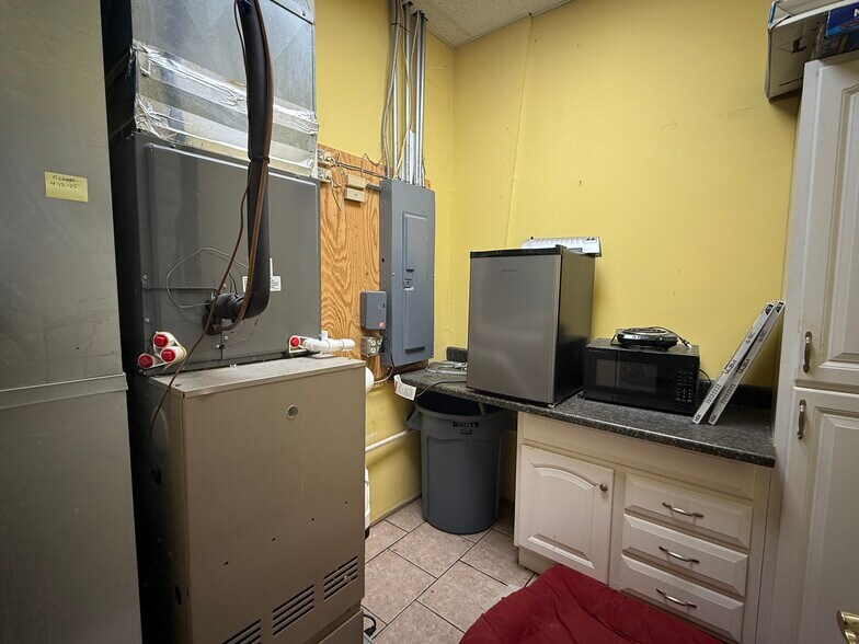 More Photos Of 222 Dix Ave, Glens Falls Freestanding For Lease