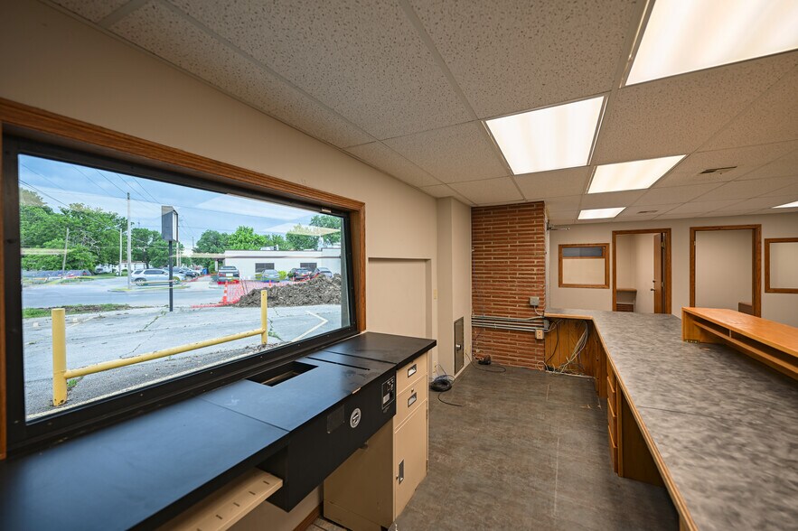 More Photos Of 802 W 8th St, Coffeyville Office For Sale