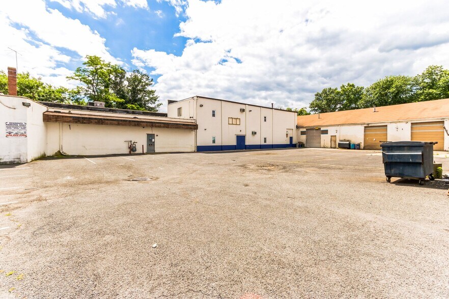 More Photos Of 200 W 4th St, Plainfield Light Distribution For Lease