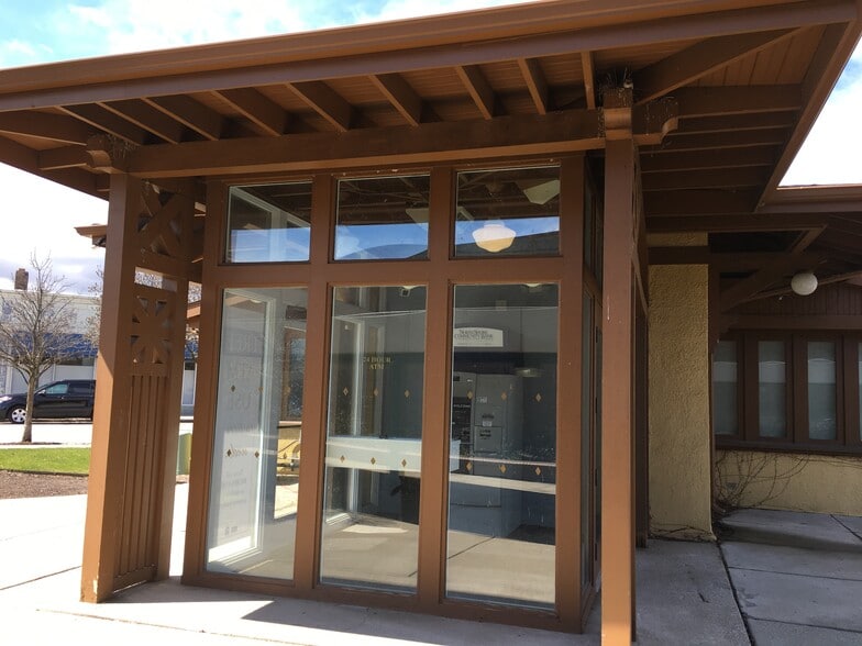 More Photos Of 351 Linden Ave, Wilmette General Retail For Sale