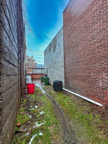 More Photos Of 111 2nd S Ave, Okanogan Storefront Retail Office For Sale