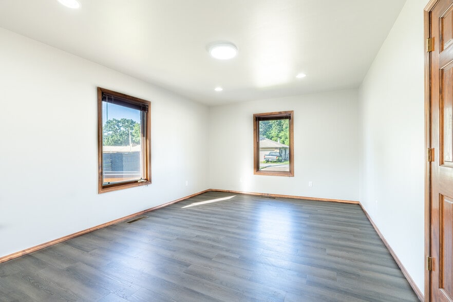 More Photos Of 8984 S Park Rd, Rogers Office For Lease