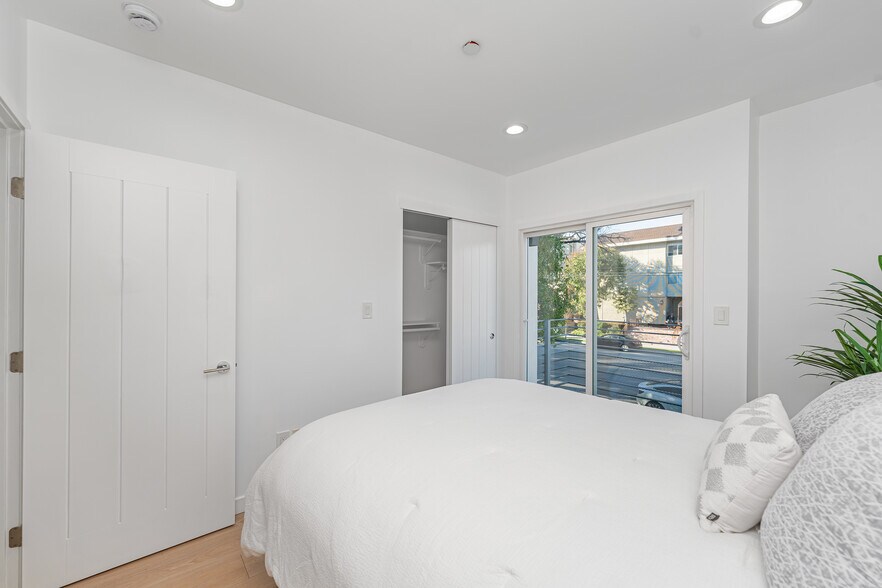More Photos Of 10706 Camarillo St, Toluca Lake Apartments For Sale