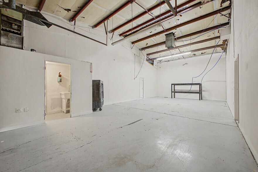 More Photos Of 3050 W 4th Ave, Apache Junction Warehouse For Lease