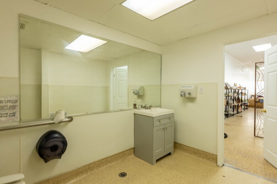 More Photos Of 3935 W Colfax Ave, Denver Storefront For Lease