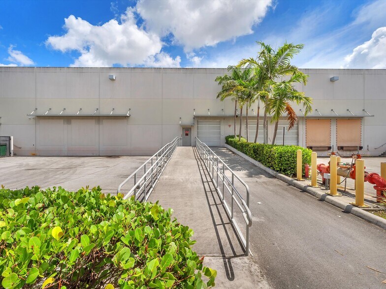 More Photos Of 2260 NW 114th Ave, Doral Warehouse For Lease