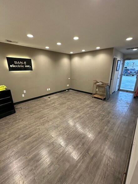 More Photos Of 6230-6244 Merriam Dr, Merriam Warehouse For Lease