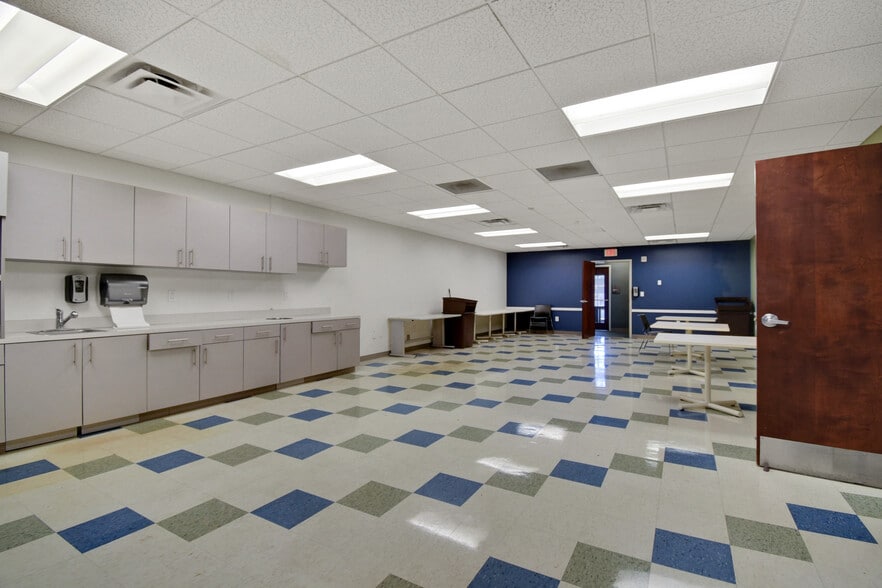 More Photos Of 9512 Sunbeam Center Dr, Jacksonville Office For Lease