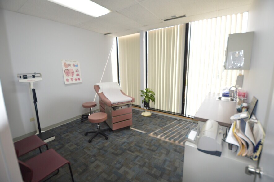 More Photos Of 380 E Northwest Hwy, Des Plaines Medical For Lease