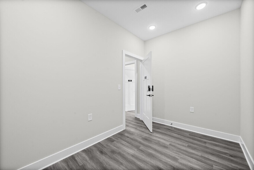 More Photos Of 1404 Dover Rd, Clarksville Office For Lease