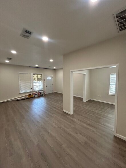 More Photos Of 420 W 19th St, Houston General Retail For Lease