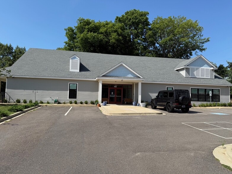 More Photos Of 1430 Poplar Ave, Memphis Office For Sale