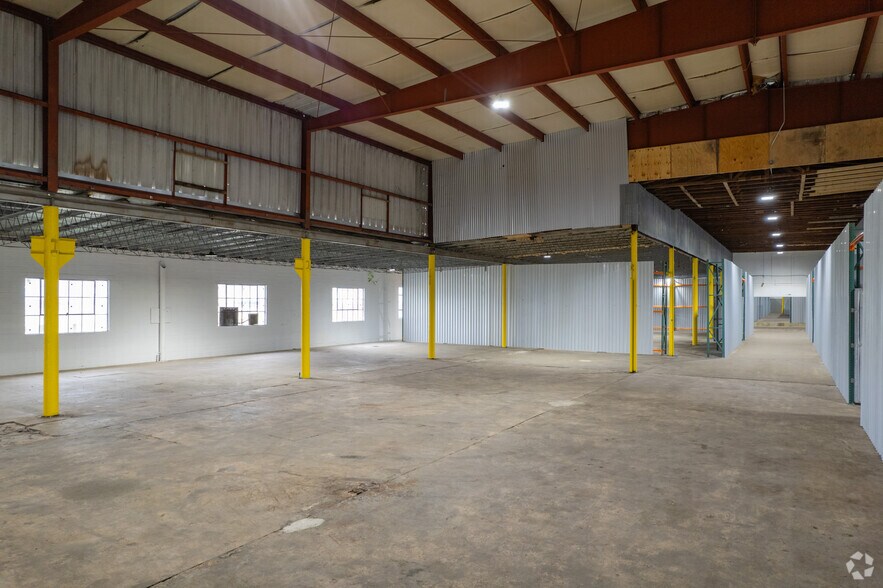 More Photos Of 5025 Jensen Dr, Houston Warehouse For Lease