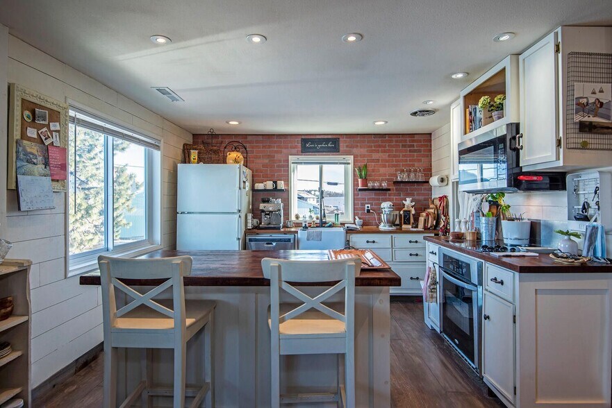 More Photos Of 592 N Sisters Park Ct, Sisters Flex For Sale