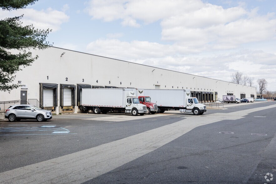 More Photos Of 400 Commerce Blvd, Carlstadt Warehouse For Lease