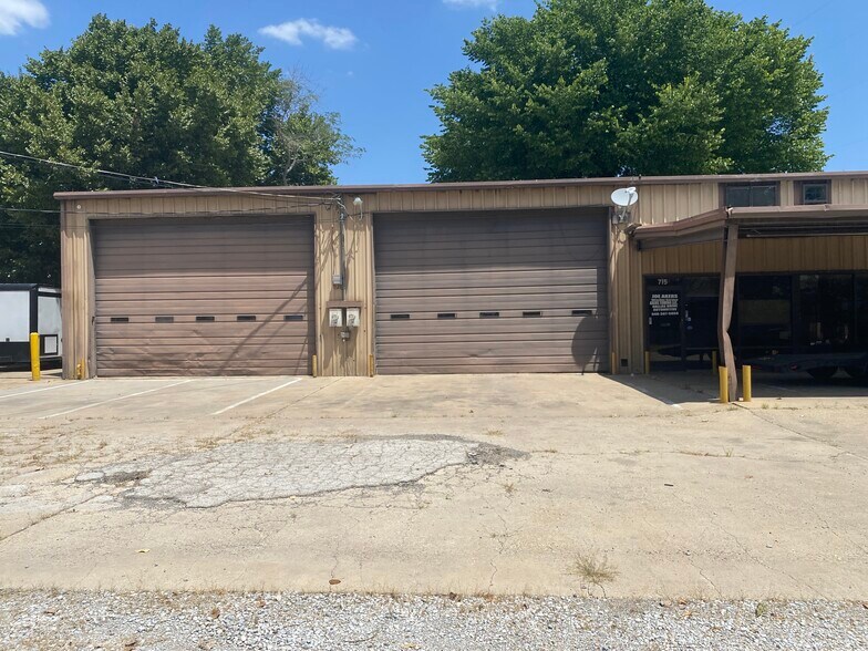 More Photos Of 715 Dallas Dr, Denton Flex For Sale