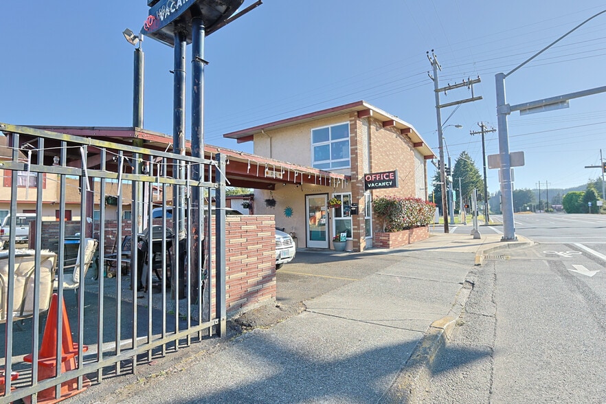 More Photos Of 2178 Winchester Ave, Reedsport Hotel For Sale