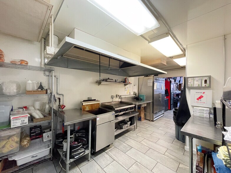 More Photos Of 1119 Thomas St, Redfield General Retail For Sale