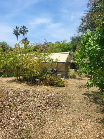 More Photos Of 18552 Erwin St, Tarzana Land For Lease