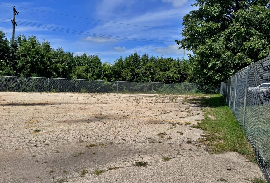 More Photos Of 2620 Auburn St, Rockford Manufacturing For Lease
