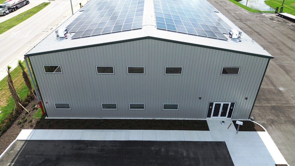 More Photos Of 3625 Ironbridge Blvd, Fort Myers Warehouse For Sale