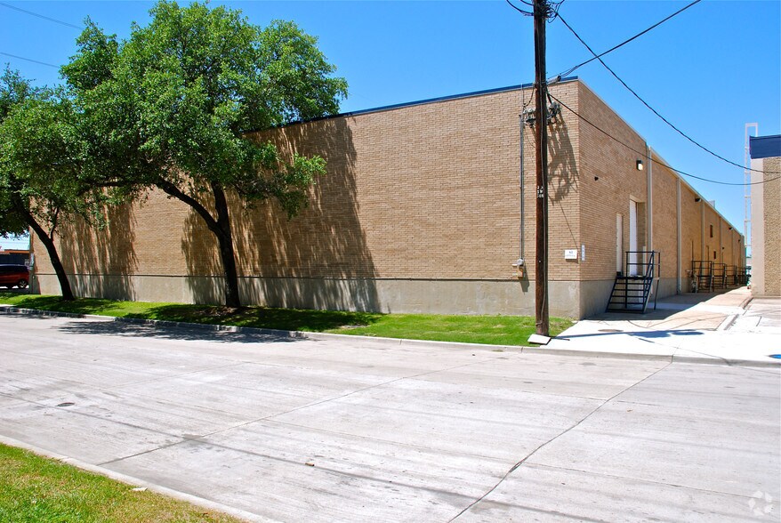 More Photos Of 3511-3539 Irving Blvd, Dallas Light Distribution For Lease