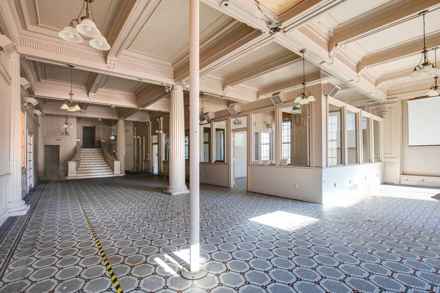 More Photos Of 113 W Bank St, Petersburg Warehouse For Sale