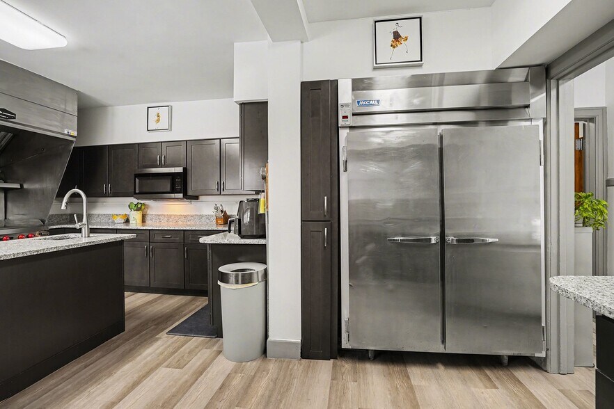 More Photos Of 302 Tuscola Rd, Bay City Hospitality For Sale