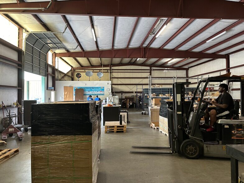 More Photos Of 13610 Rankin Cir E, Houston Warehouse For Lease