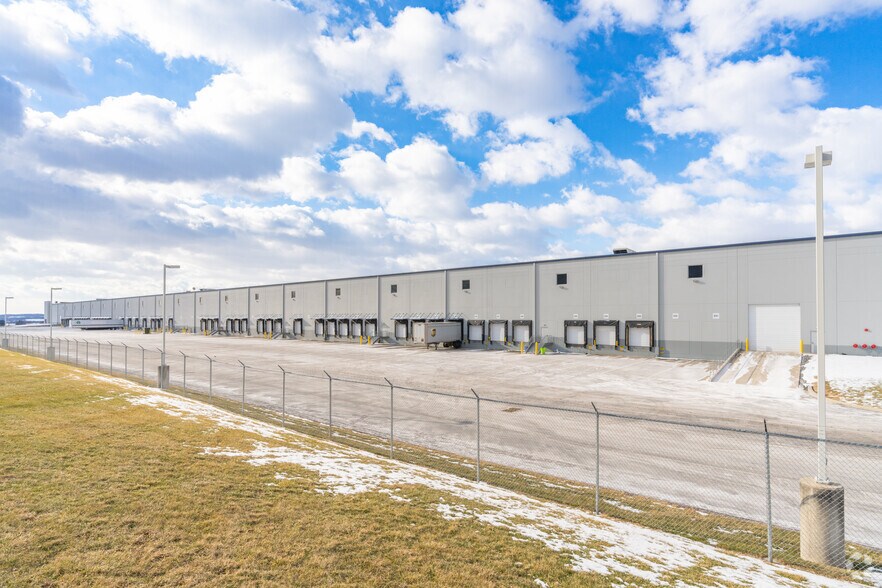 More Photos Of 41 Martha Dr, Bethel Warehouse For Lease