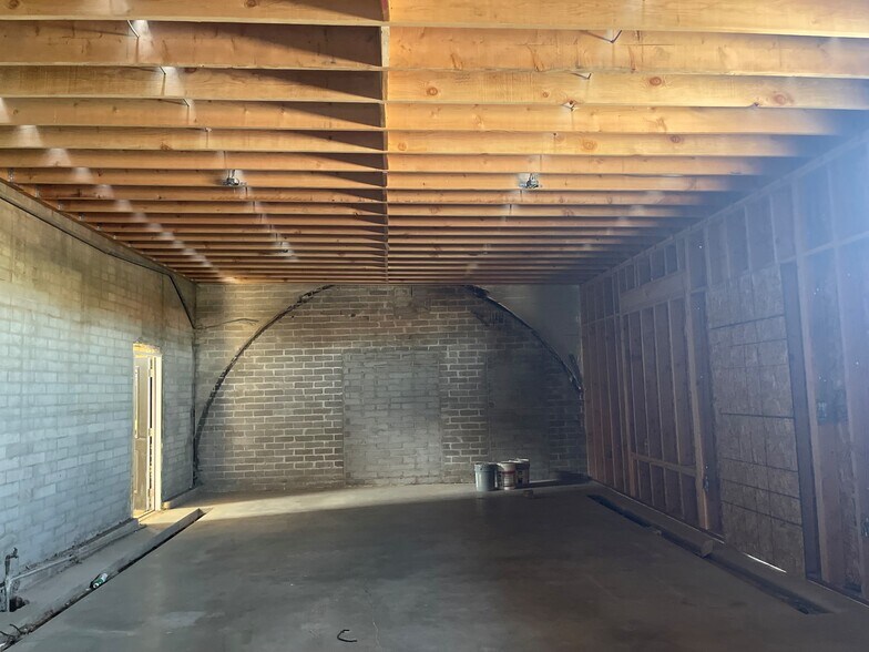 More Photos Of 4127-4133 N 19th Ave, Phoenix Light Distribution For Lease