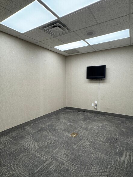 More Photos Of 300 Corporate Plz, Islandia Office For Lease