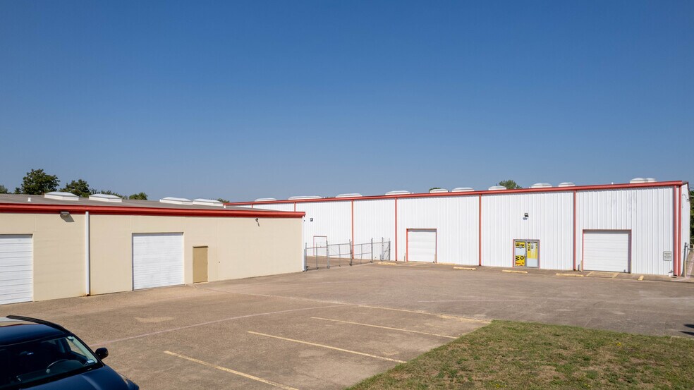 More Photos Of 1841 W Division St, Arlington Warehouse For Sale